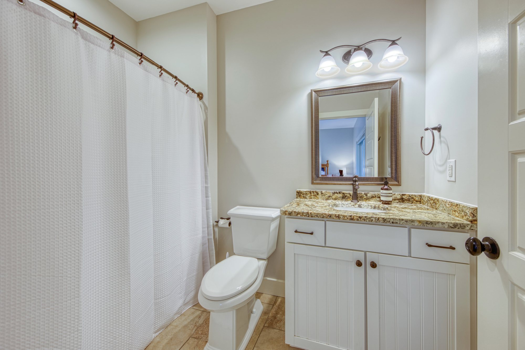 En suite bath for the downstairs king room