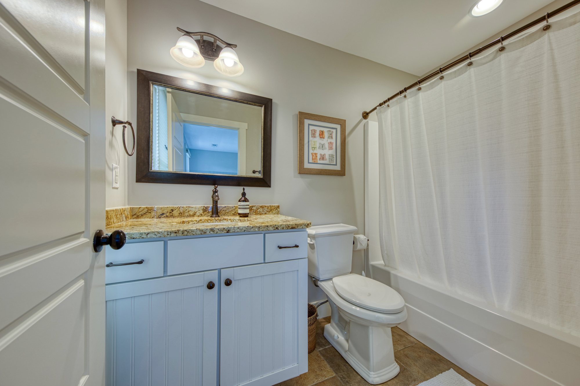 En suite bath for the double queen guest room