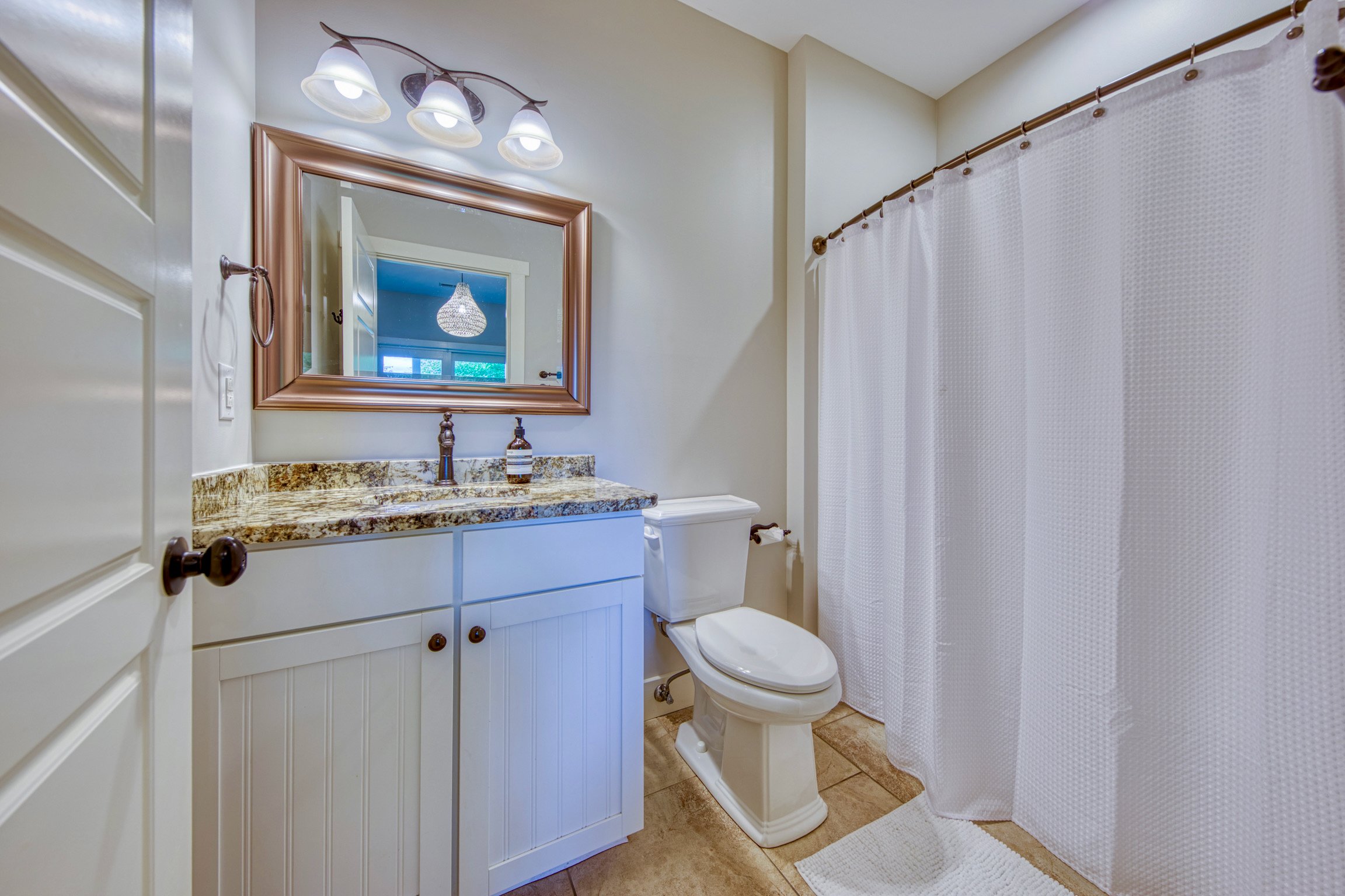 Lower-level double twin en suite bath