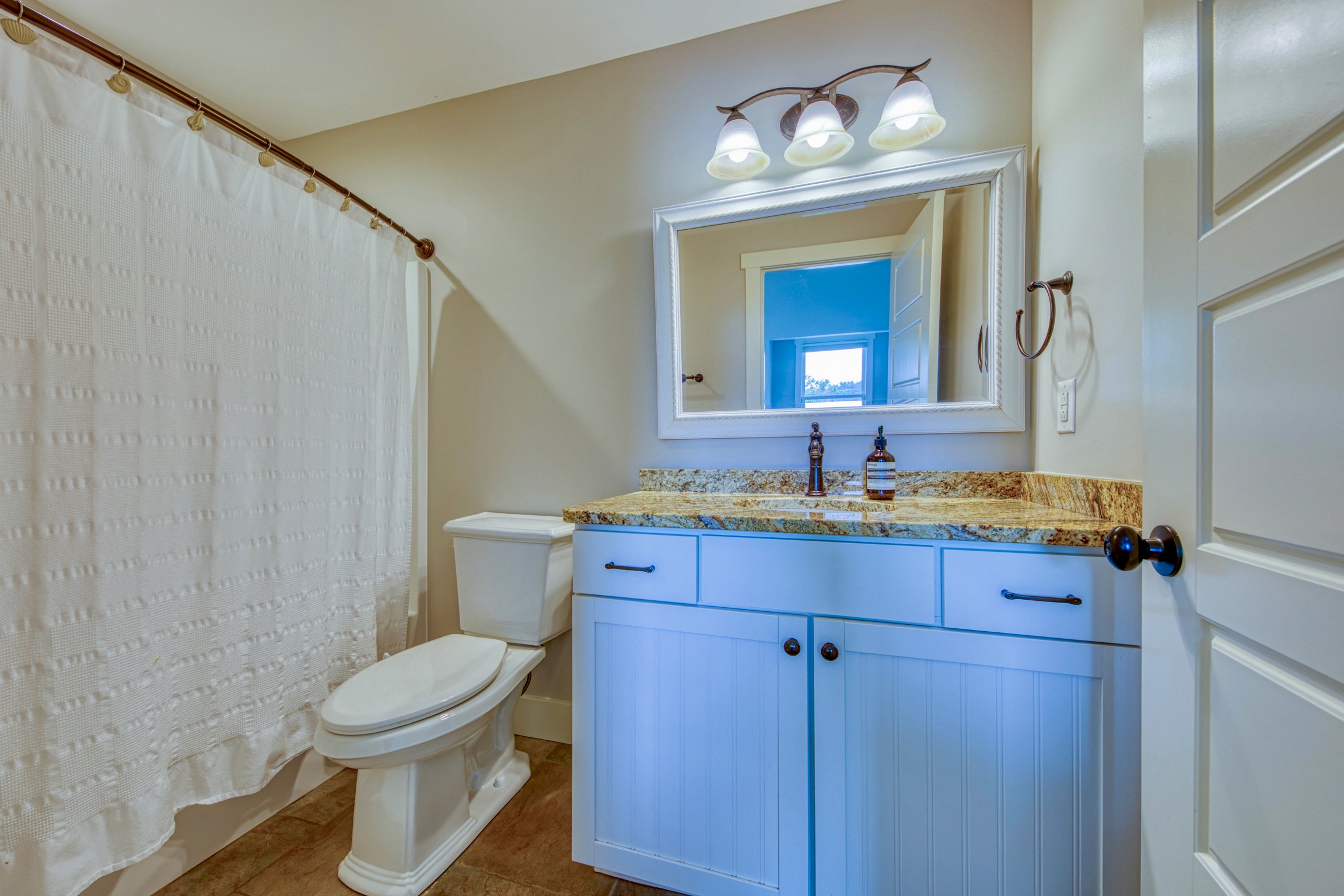 Upstairs primary en suite bath